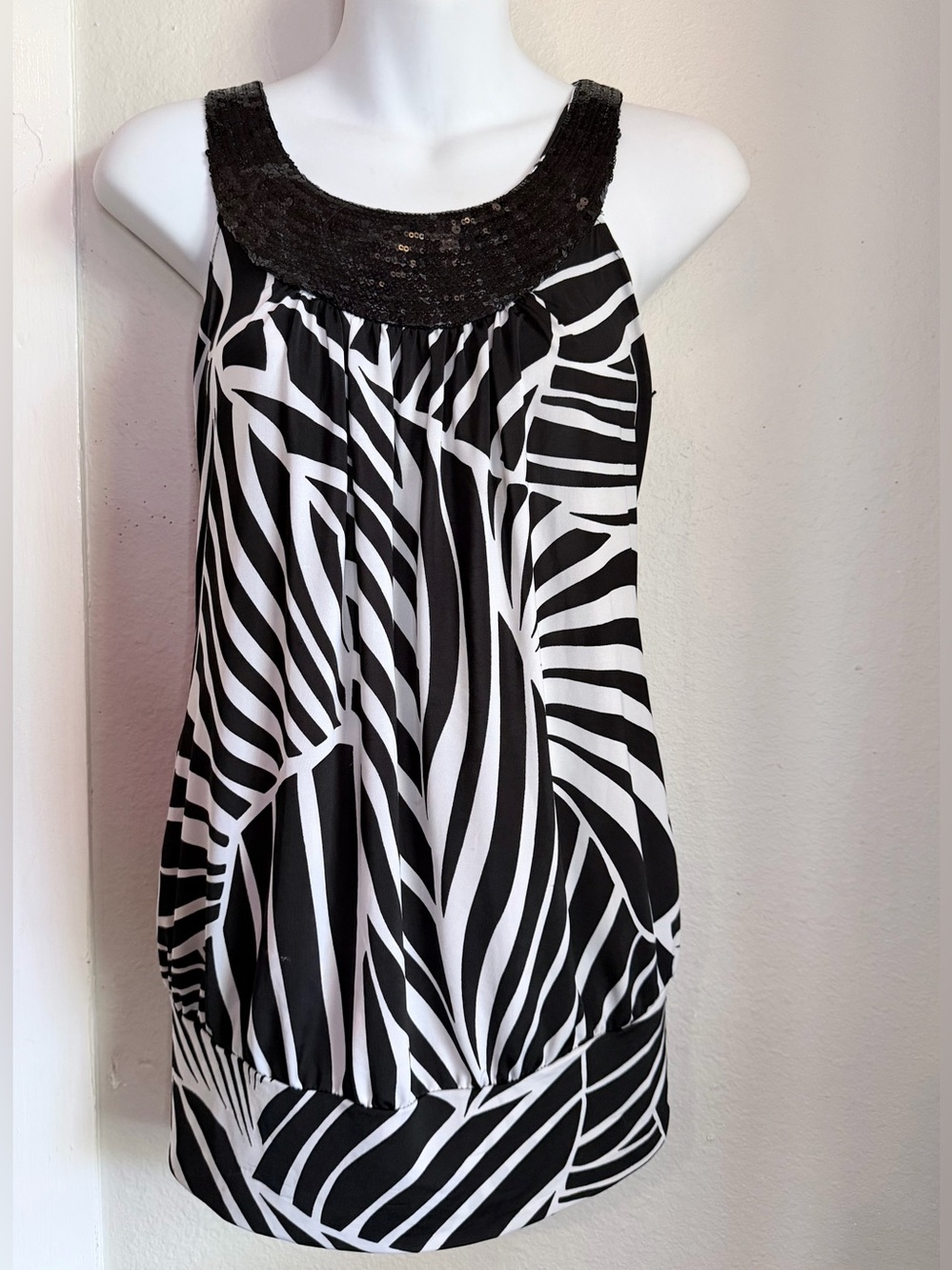 Rue 21 Black White Zebra Sequin Neckline Sleeveless Blouse Med